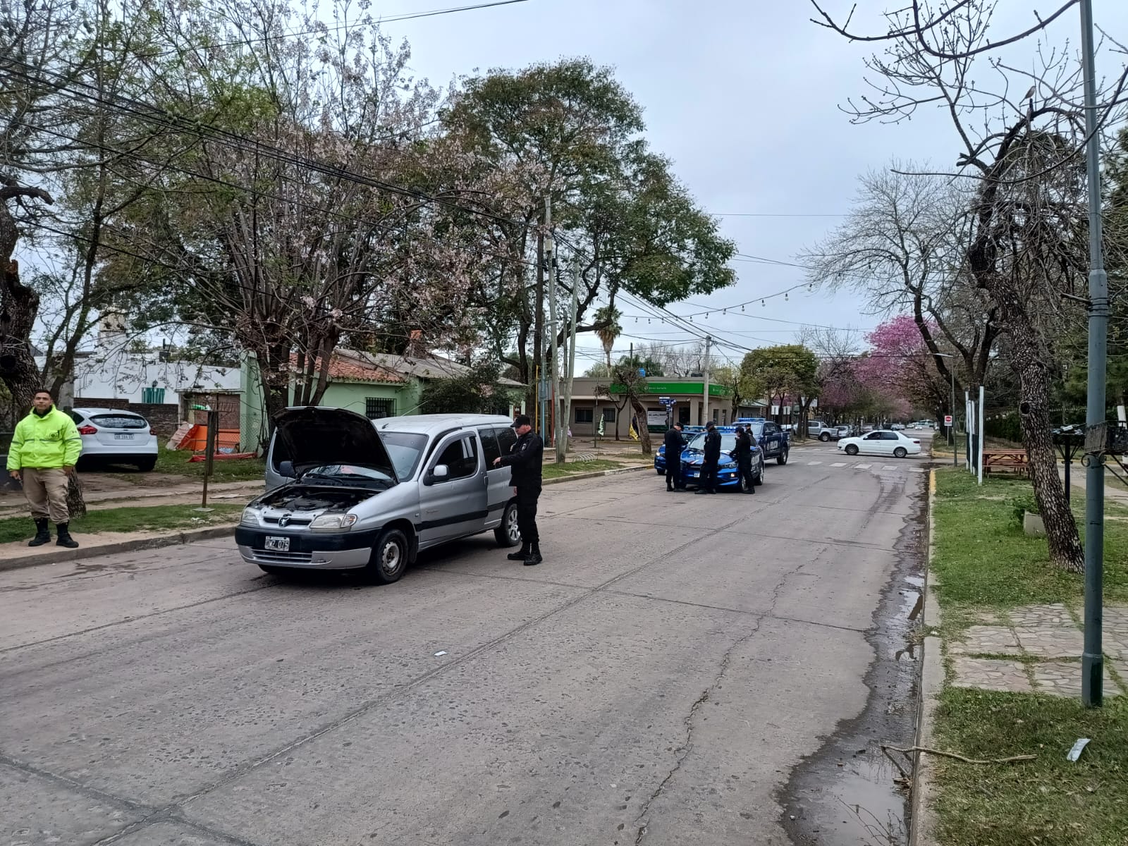 Ahora: procedimiento policial y detenidos por uso de inhibidores de alarma en Funes 